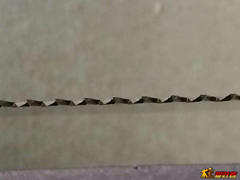 给锯齿来个正面照，可以看到锯身很薄
