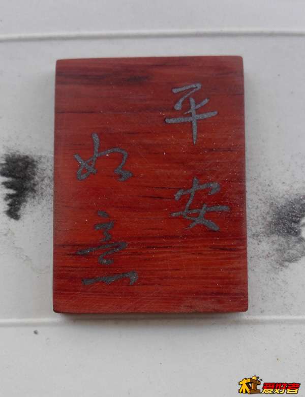 左不锈钢右铝。上AB胶的没发现有化学反应现象，但色泽暗一些。502胜~