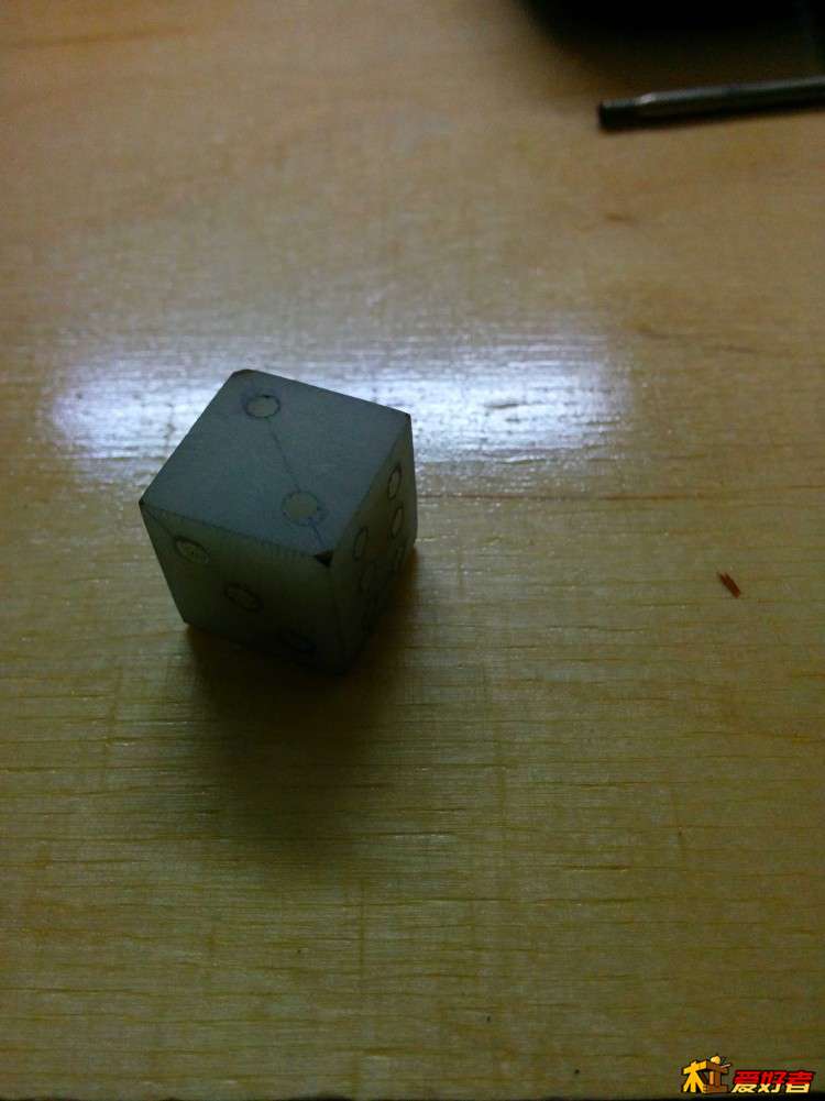 画上点数，用电钻钻孔。