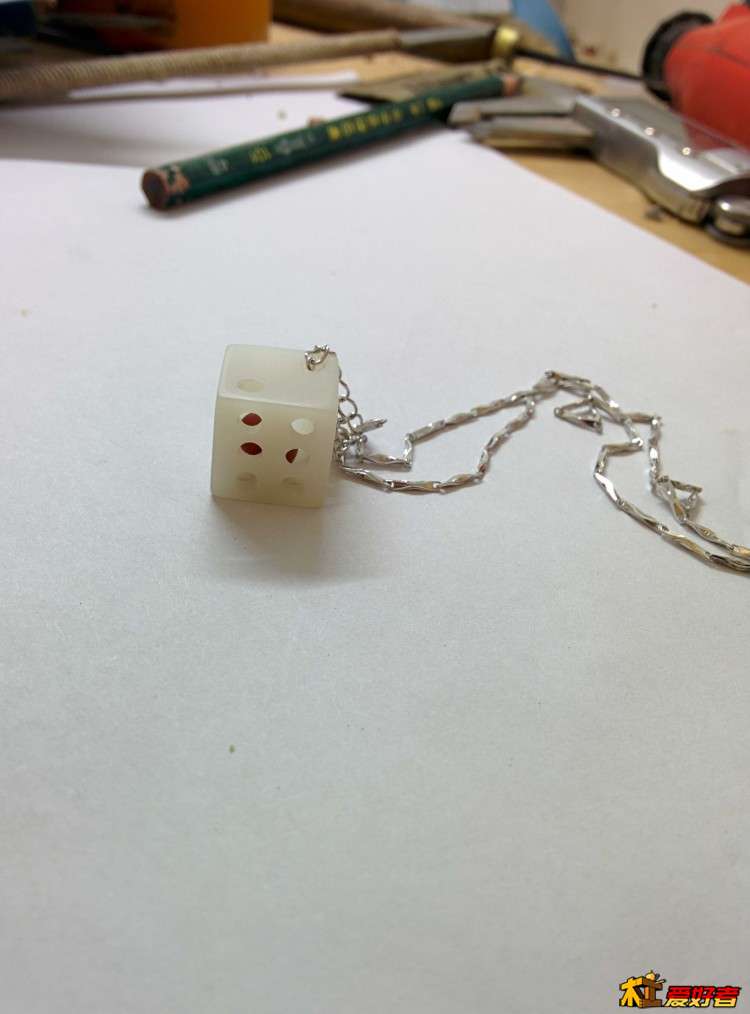 把红豆塞进去，加上银链，成功。