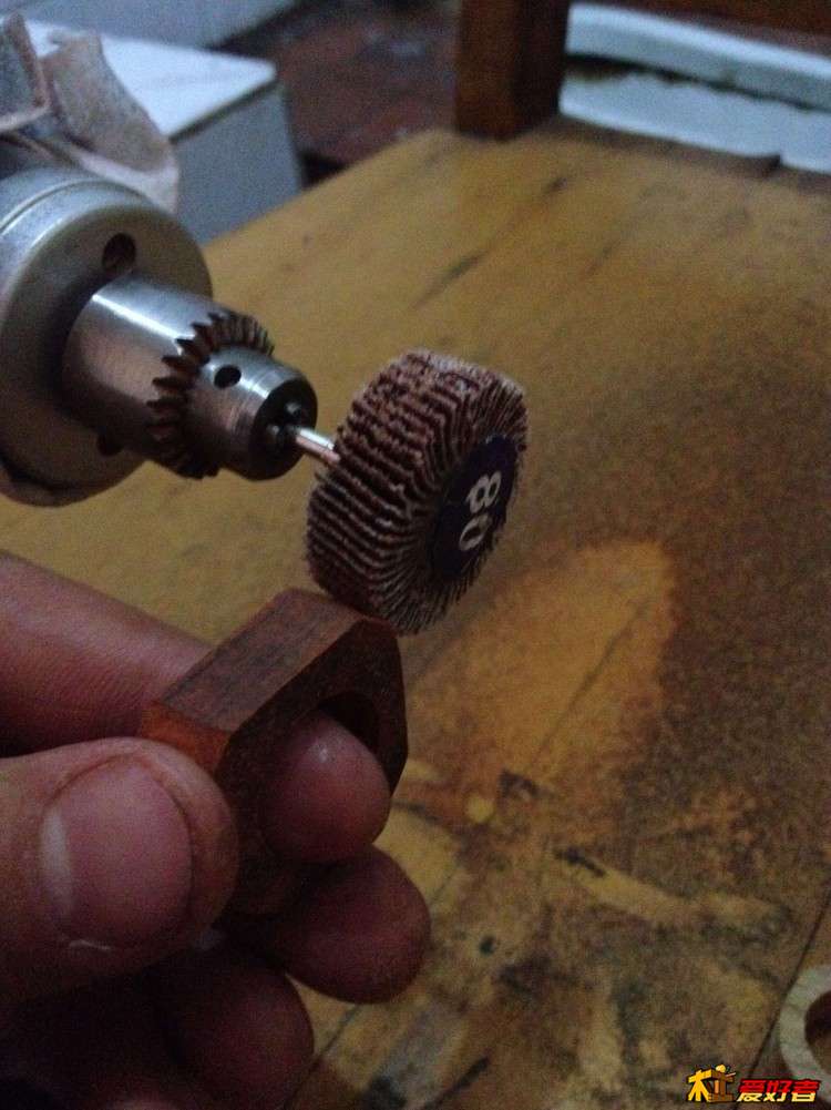 用砂轮把木料大致打磨成圆的