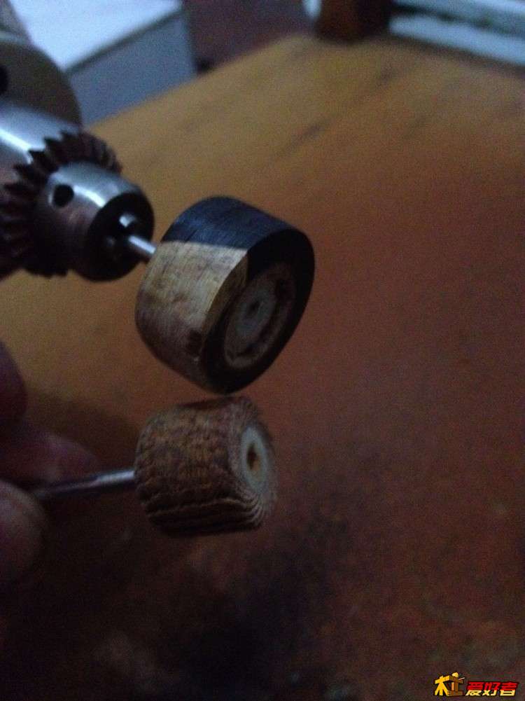 然后把料套在如图的砂轮上，砂轮尺寸略小，可以往里面垫纸