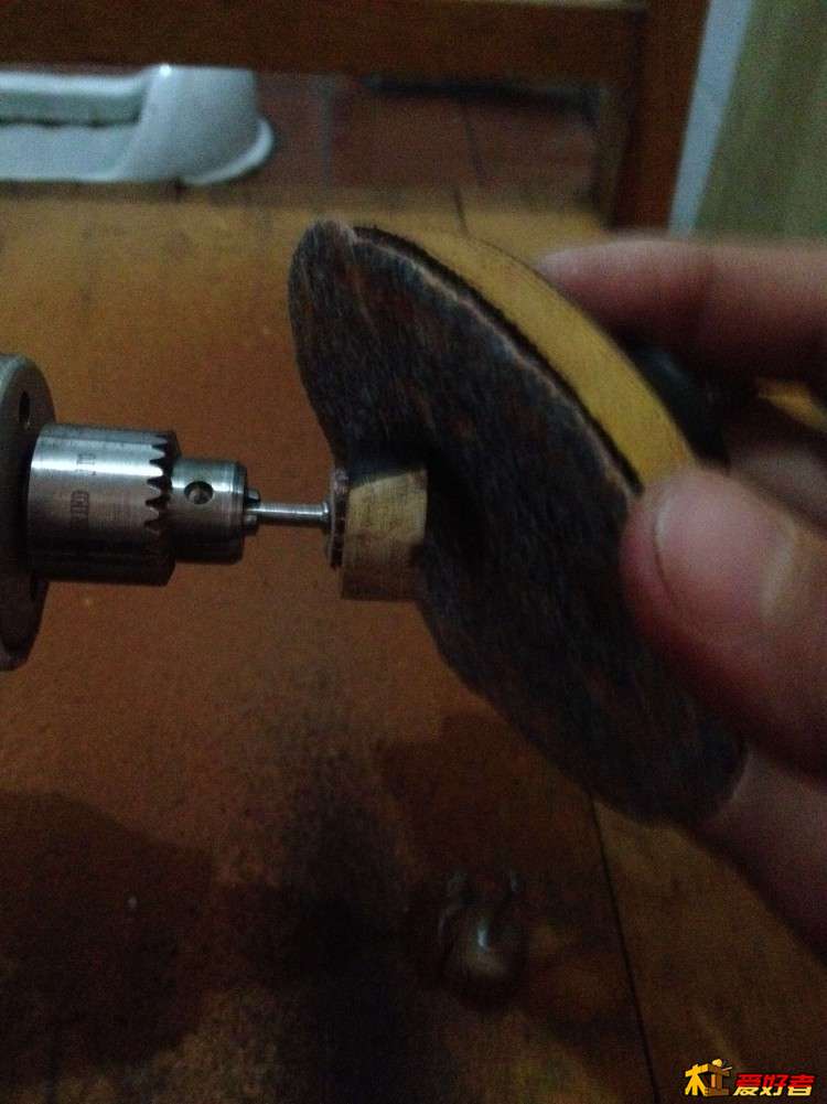 然后就开动电磨用砂纸修圆，这里用的是80目的，基本上是最粗的了，用来粗磨去料。