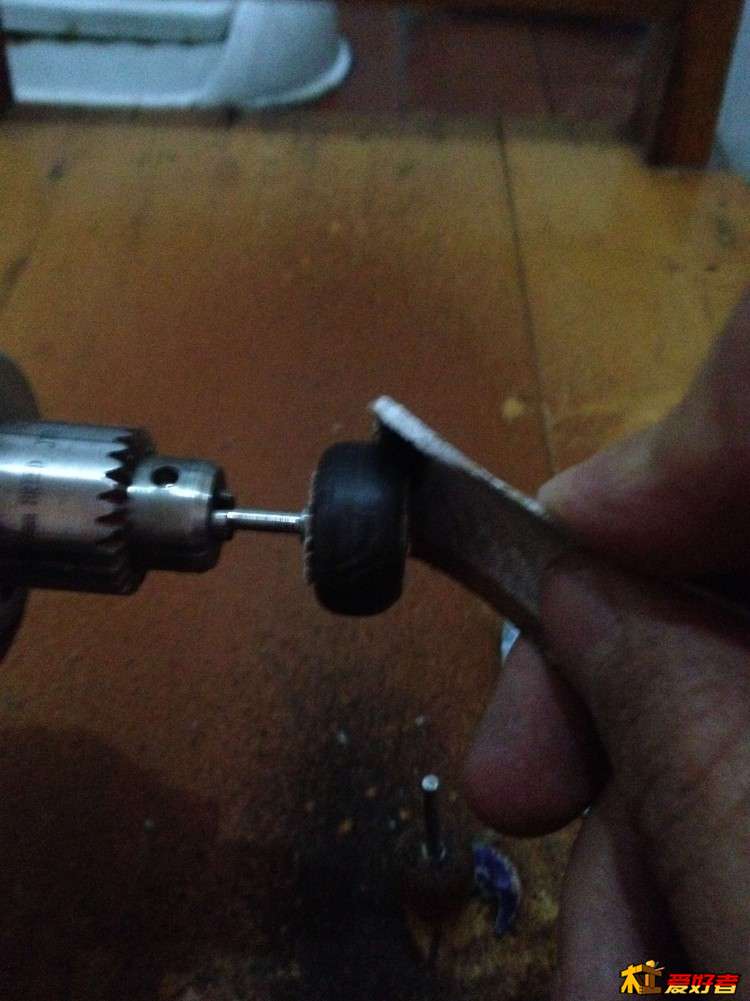 然后用150目的进行打磨，不断地调整角度，保证戒指中间高，两边低，大致成型后换细砂纸，继续打磨抛光