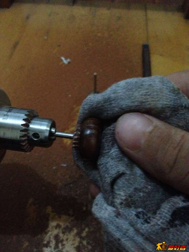 这里在介绍一种上蜡的办法，就是把蜂蜡抹在布上面，让戒指转起来后，摩擦的高温会融化蜂蜡，并很均匀的涂抹 ...