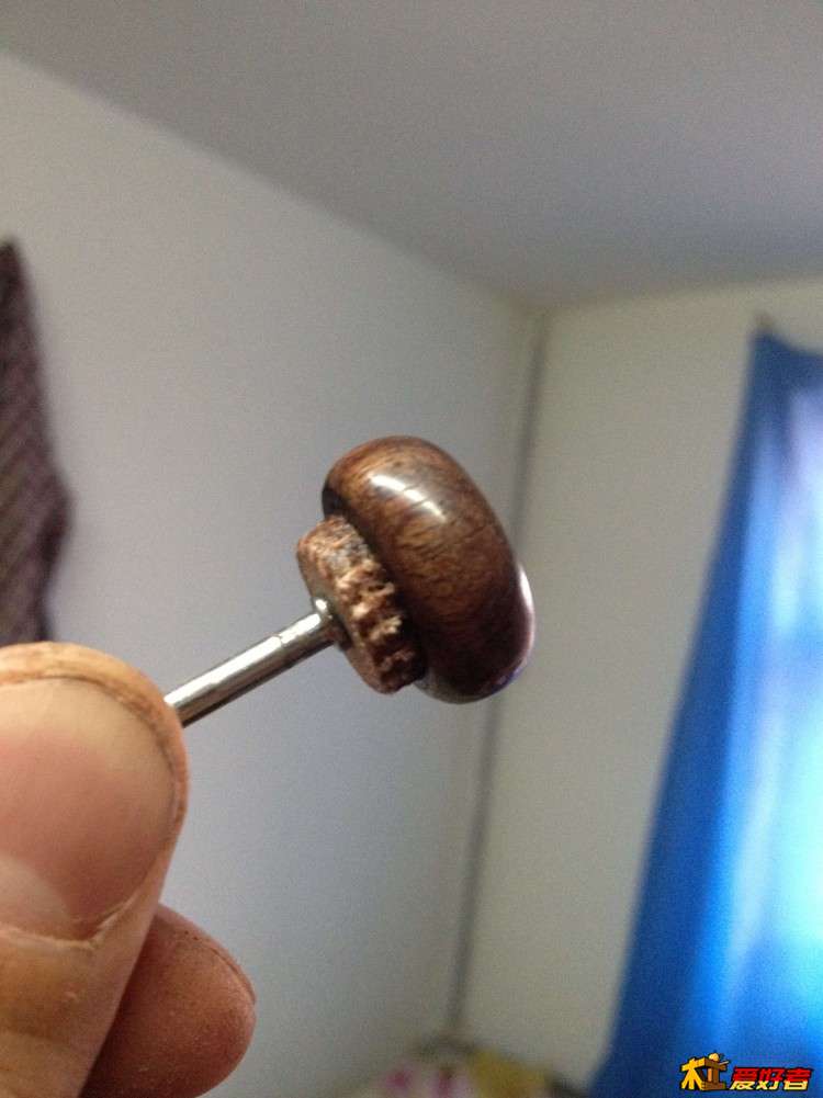 说道上蜡，很多玩木头的人很忌讳上蜡，喜欢盘，但是个人觉得戒指不好盘，而且戴在手上总是要见水的，所以凡 ...