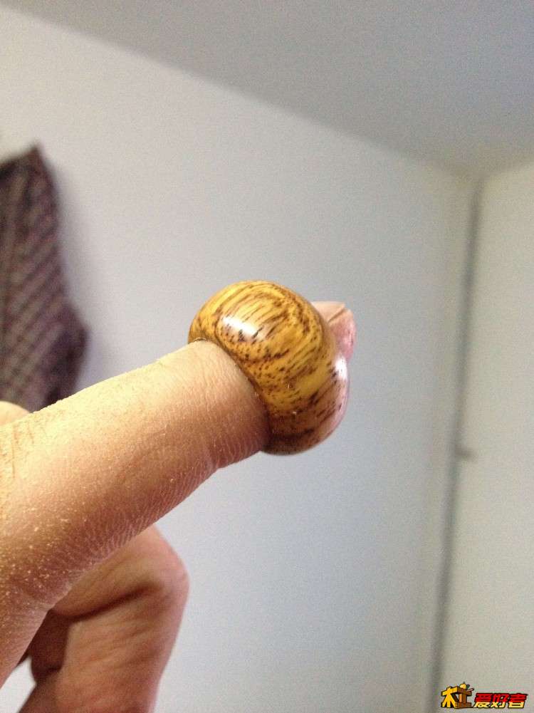 戒指里外都磨完后，两头会特别剌手，所以要用砂纸把边上导圆一下，这样也好带