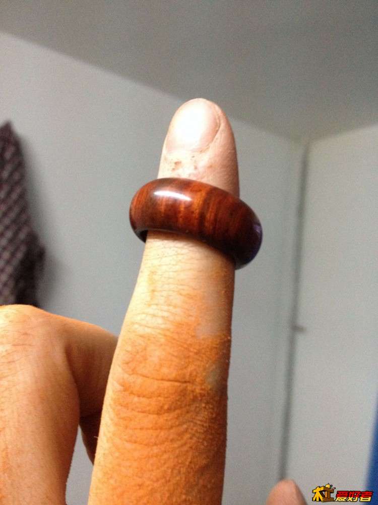 麻烦木友帮忙鉴定一下这是什么木头，所有木料里这个是最漂亮的，颜色很好，应该不是红酸枝，因为打磨时没有 ...