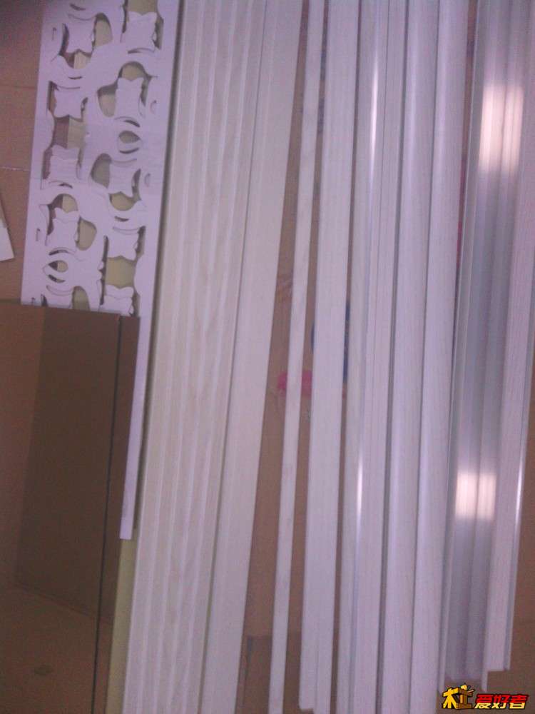 从右至左一次为上下轨道，边框，边框，上横，中横，下横，百叶板材，茶镜和镂空腰花