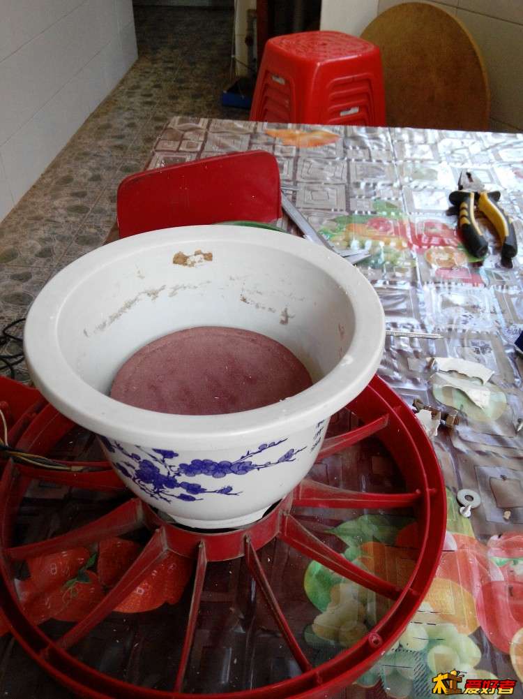 忘了介绍我家的塑料花盆也被我底下挖洞套在上面了