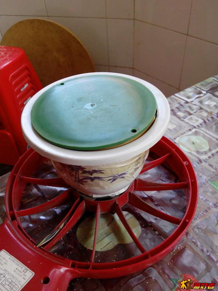 把我买的的简易塑料抛光盘倒扣在上面，记得内面也贴张砂纸，真是天意！纹丝合缝啊！