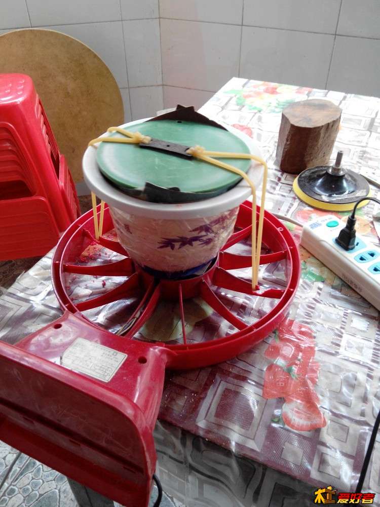 最后在电扇格子上挖2个小槽 将我心爱的弹弓橡皮筋左右拉上去，防止壳子被震掉 可以松手啦 就这样抛光神器诞 ...