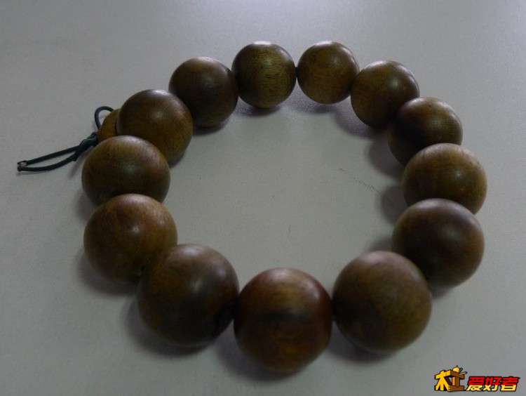 给朋友做的手串，料是云南蒙自黄檀18MM