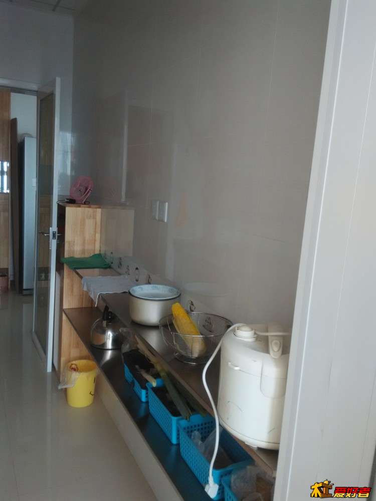厨房置物架和地暖开关柜子