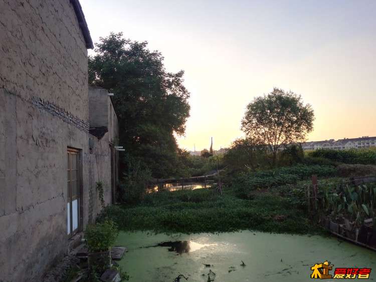 旁边有农田，不远处就是大润发