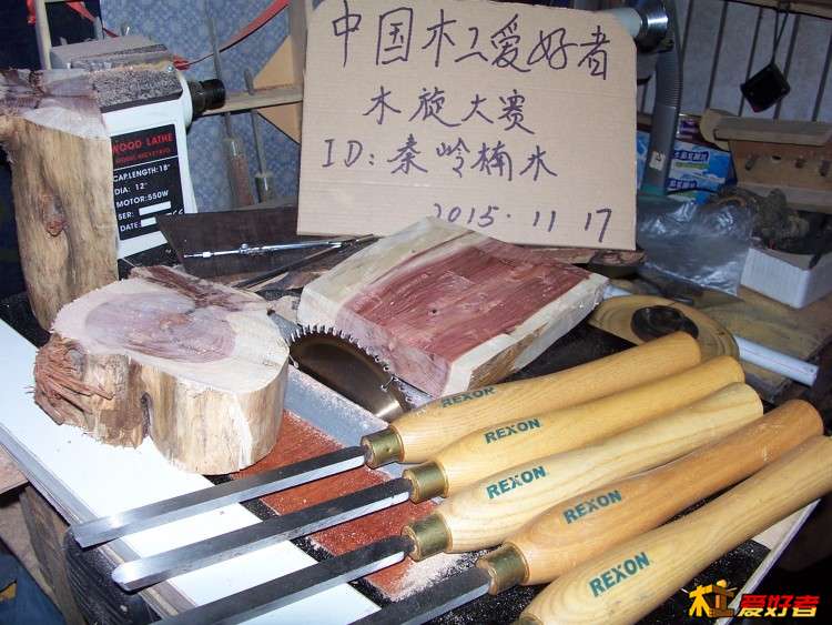 一段红柏原木，手工用板锯解开，