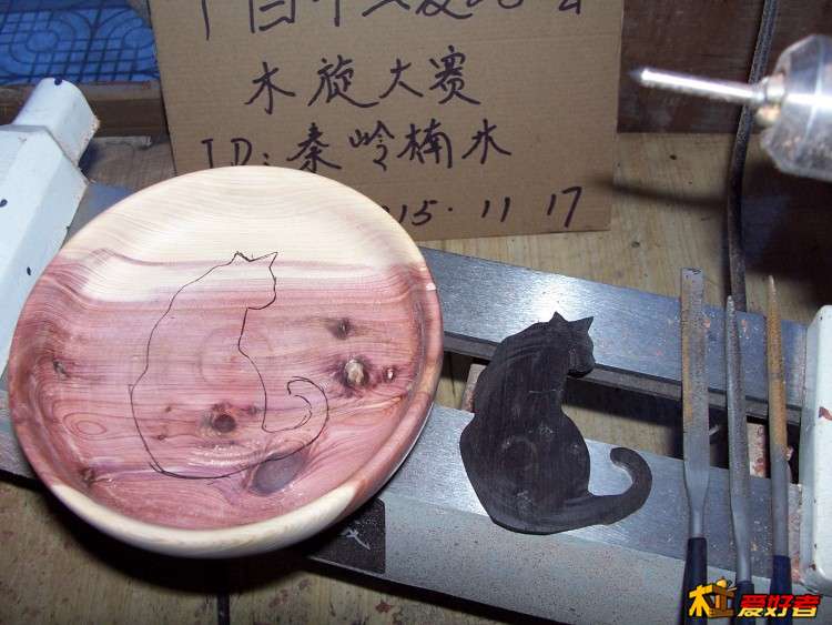 按照猫的轮廓画在盘子里