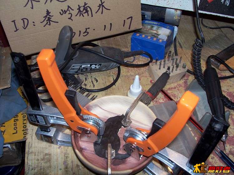 用了4个钳子压紧，