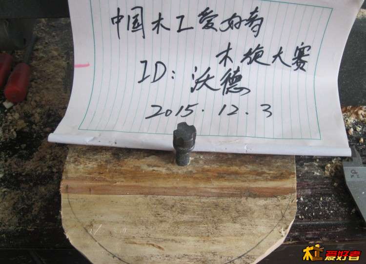 先钻个10个大的眼，在用电锤加大成12个大，够螺丝拧进去了。