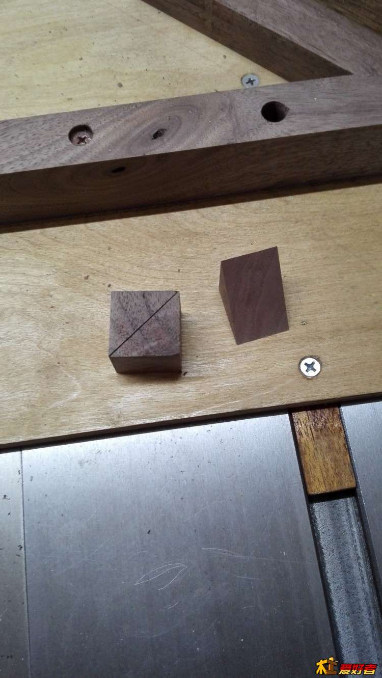 切好的等腰直角三角形