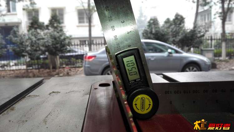 这个角度，必须精确。换把数显角度尺再次测量。24个端面，只要误差0.1°，最终就会产生2.4°的误差。