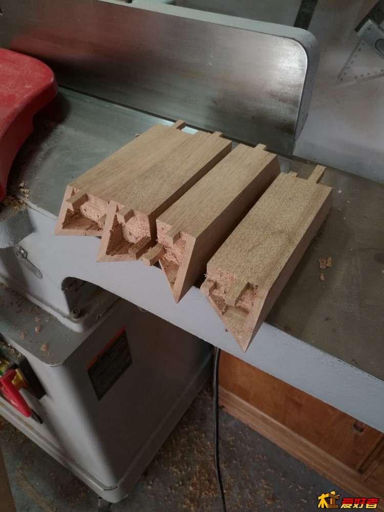 书桌开始制作了。