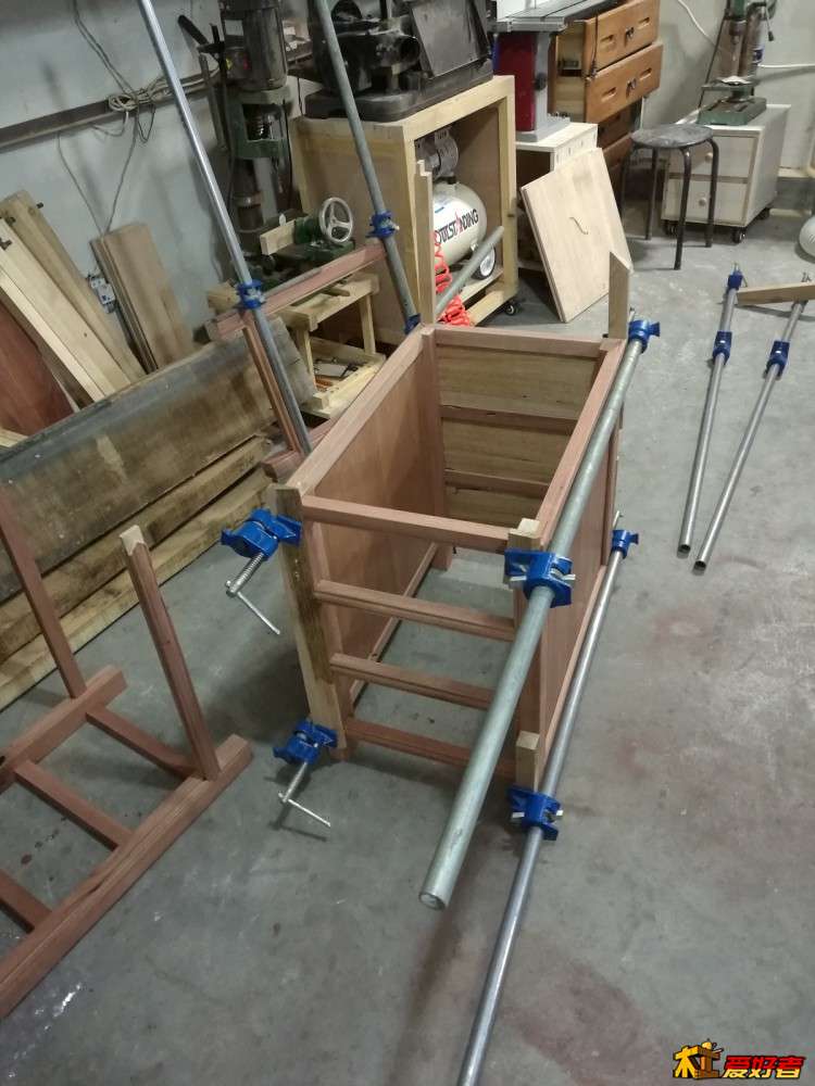 开始拼装下部柜体