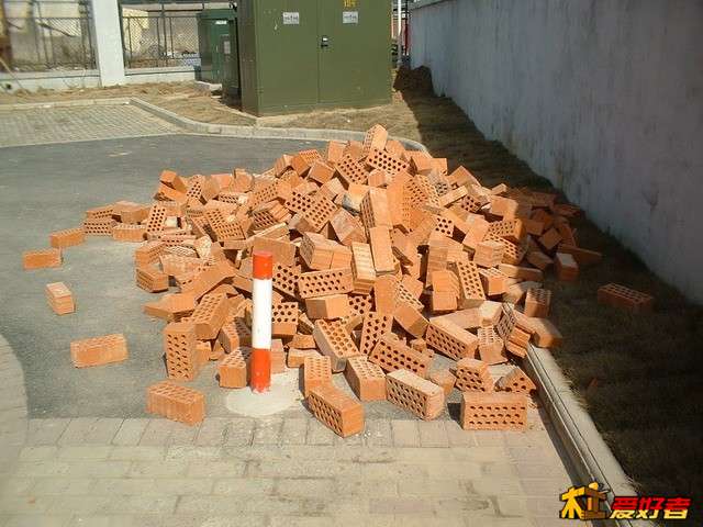 001再砌花坛.jpg