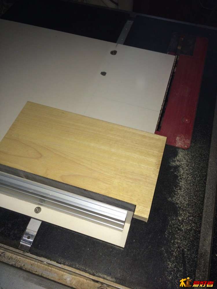 工欲善其事必先利其器。先做个斜式倒桩电木铣