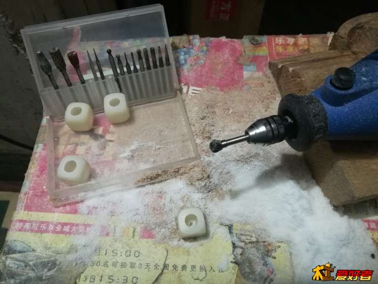 小钻头钻完，再换粗一点的，不然容易糊住。