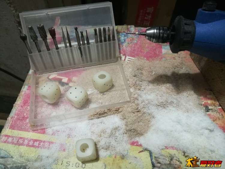 先笔画点，小钻头钻孔