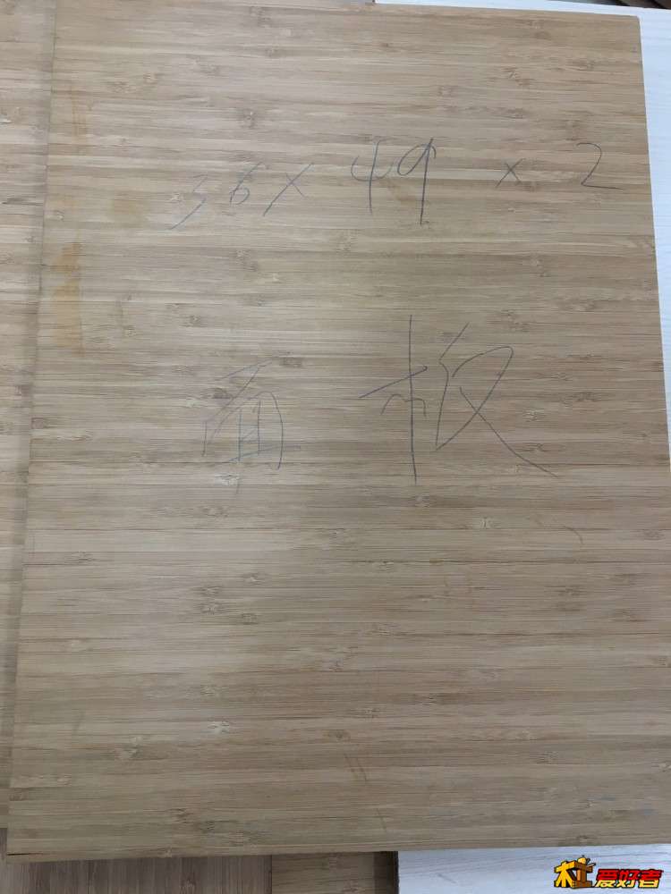 面板 胶合的竹板，密度够大。长宽都是九的倍数。