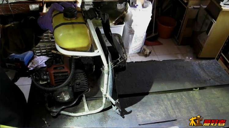 Mitsubishi TU 33 割草機 拆解暨零件檢視 影片過程 Part 1[(000092)2017-10-28-12-48-36].JPG