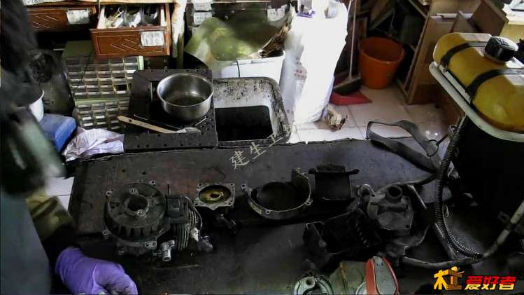 Mitsubishi TU 33 割草機 拆解暨零件檢視 影片過程 Part 1[(002205)2017-10-28-12-48-49].JPG