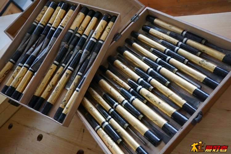 这是浙江东阳的木雕刀。嫌外观无个性，我改变了一下。