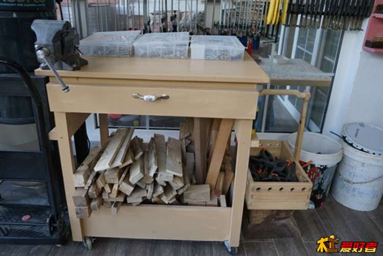 短料柜兼工作台。把台虎钳装了上去，上面是三个常用零件盒。