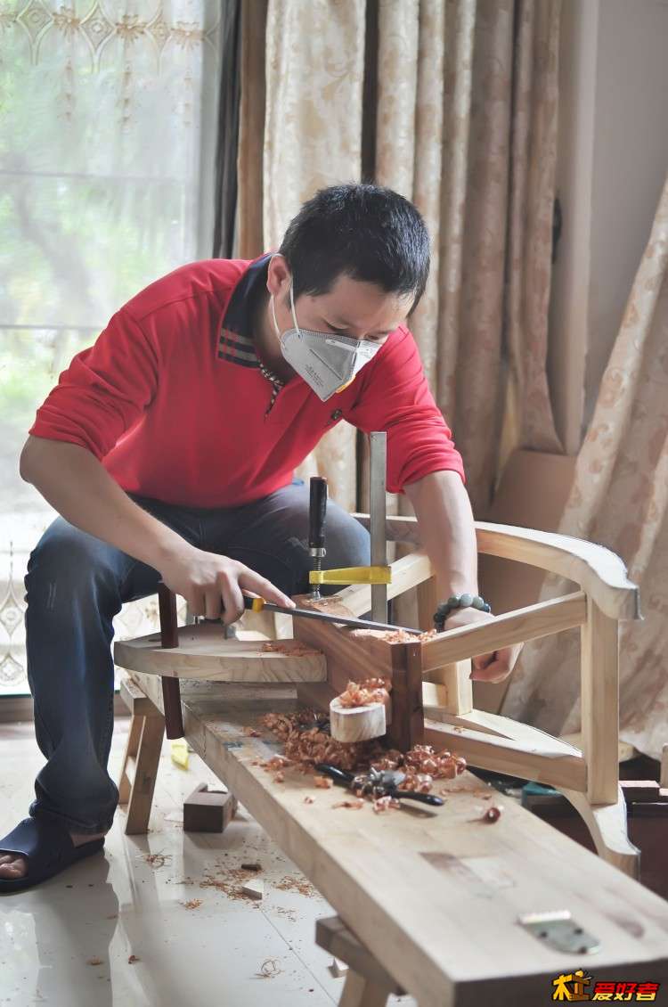 打磨座椅，使其有点弧度。