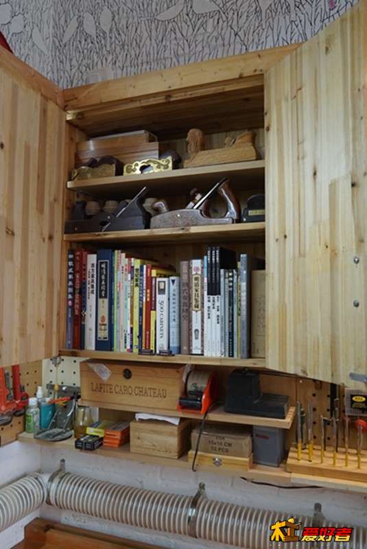 书的上面是部分自制手工具