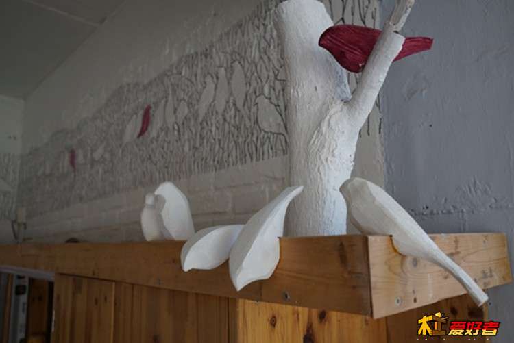 工具柜两头用北欧风格木雕小鸟装饰，和墙上的平面图案相呼应
