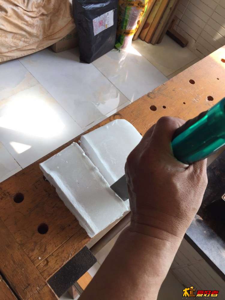 6-1-用凿子把石蜡凿开.jpg