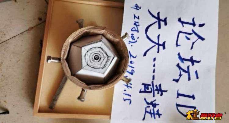 带螺丝的夹具2.jpg
