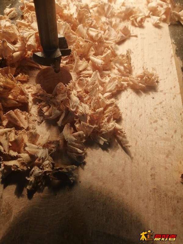 桌面打孔，用的Ф19开孔器