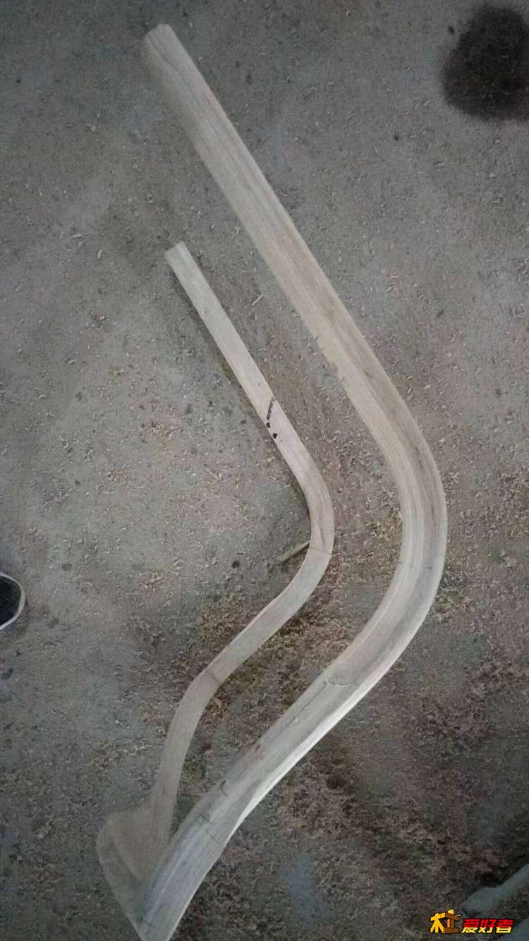 一体成型的靠背扶手和前腿
