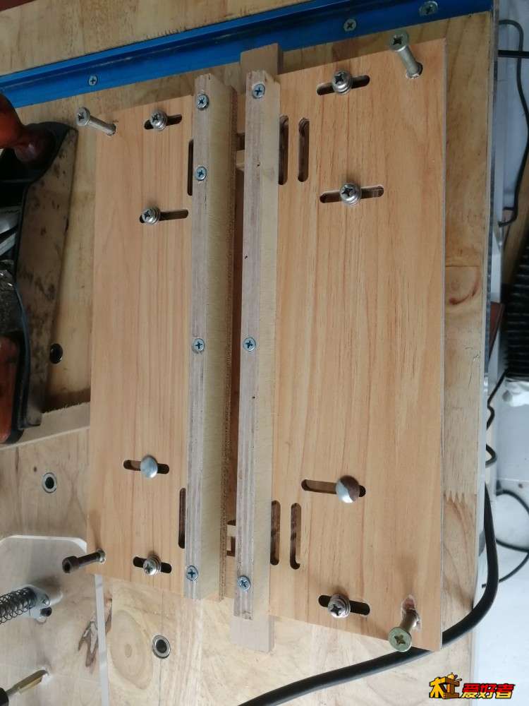 夹具底面照。四角的螺丝调整与木枋厚度一致，使得工作时稳定。