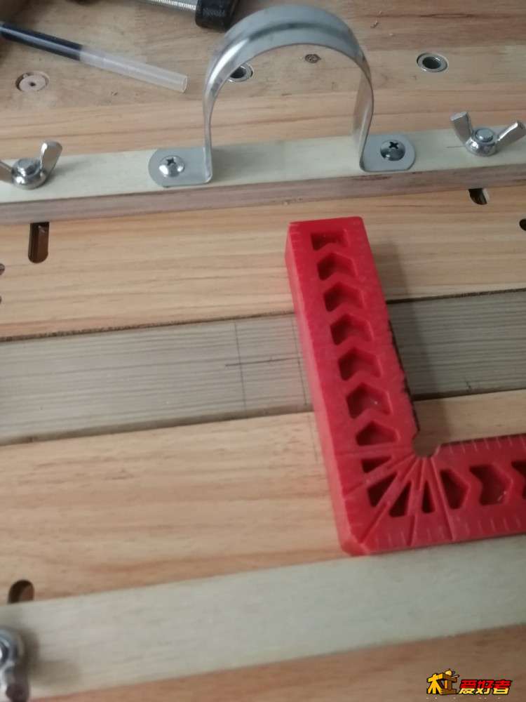 令中心线与夹具标记线重合，用F夹加紧夹具。