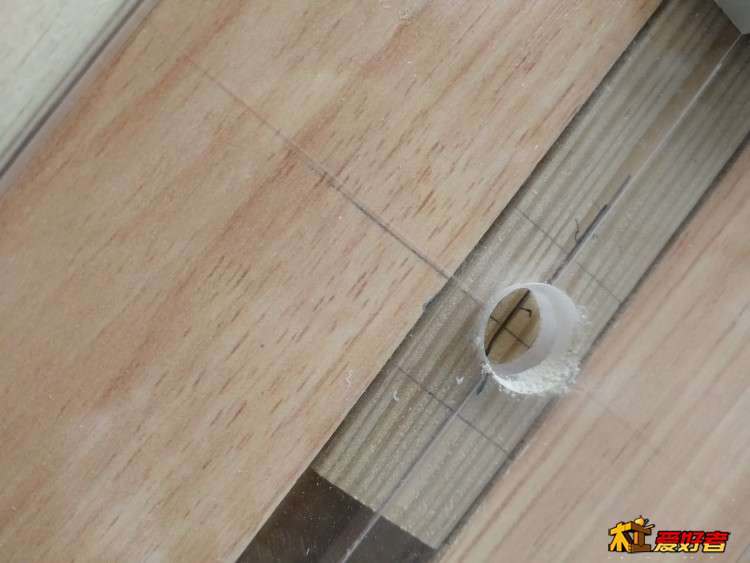 将底座放进夹具，令底座标刻的十字线与木枋的十字线重合按此位置调整好上下滑块并拧紧螺丝。