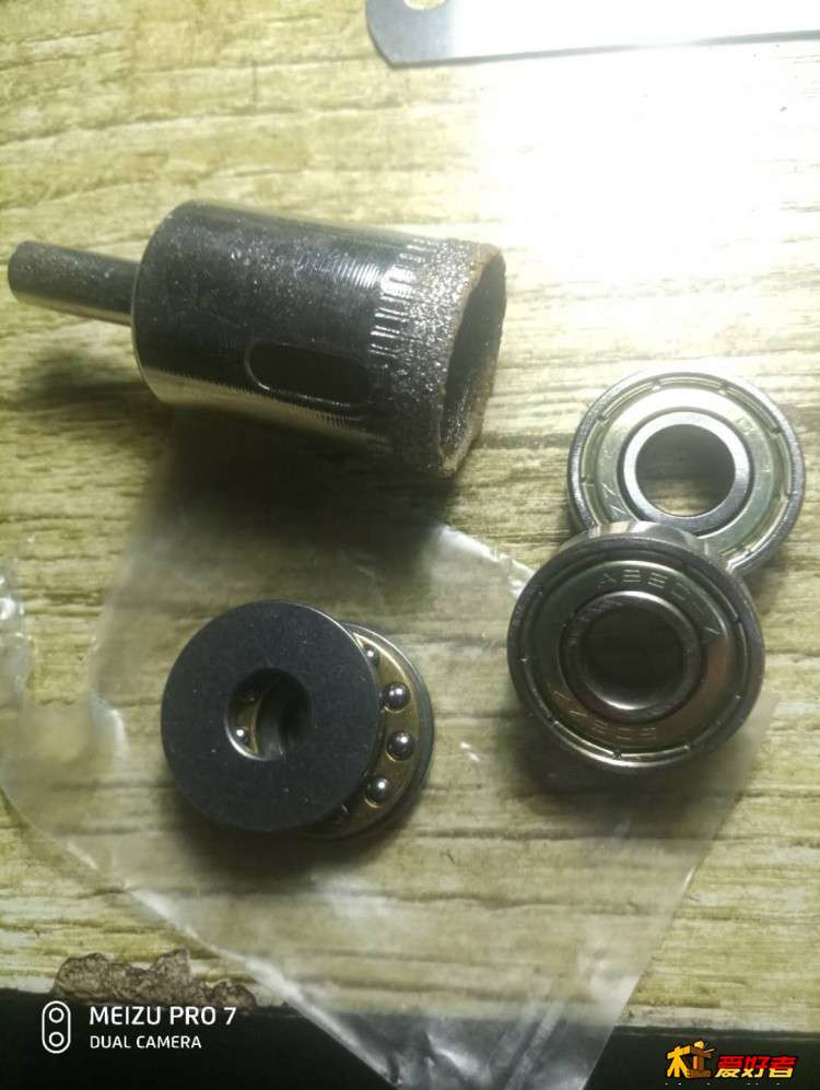 一个玻璃开孔器，三个轴承