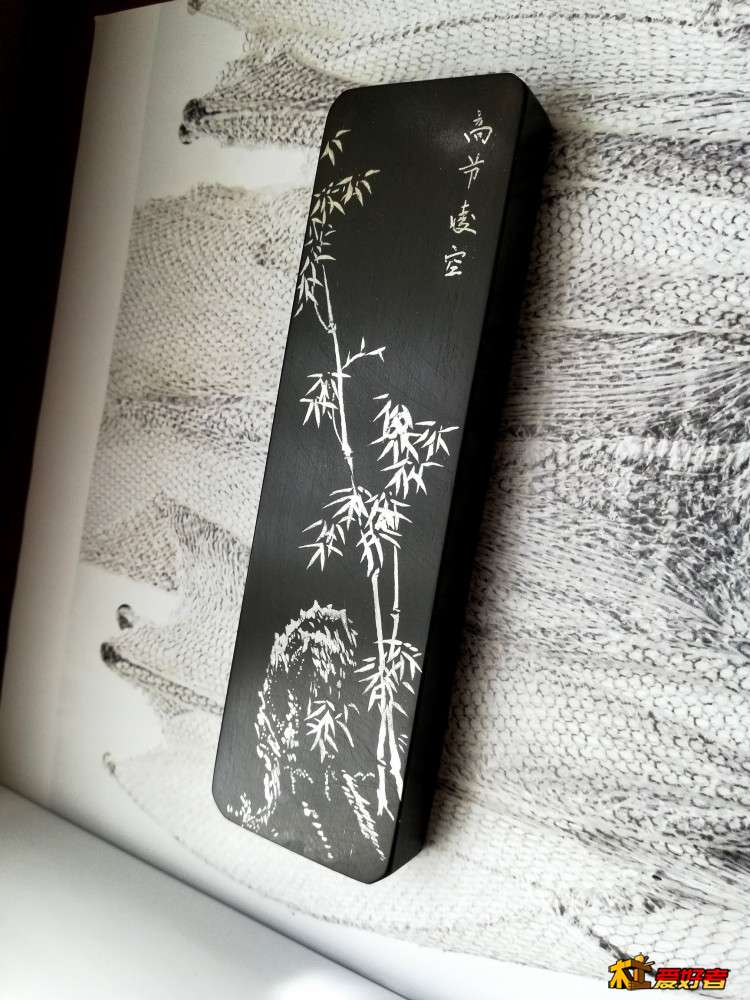 孤高劲节天然别，虚心永永无凋谢。