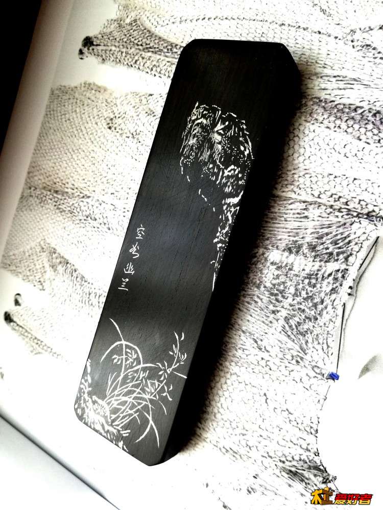 会须君子折，佩里作芬芳。