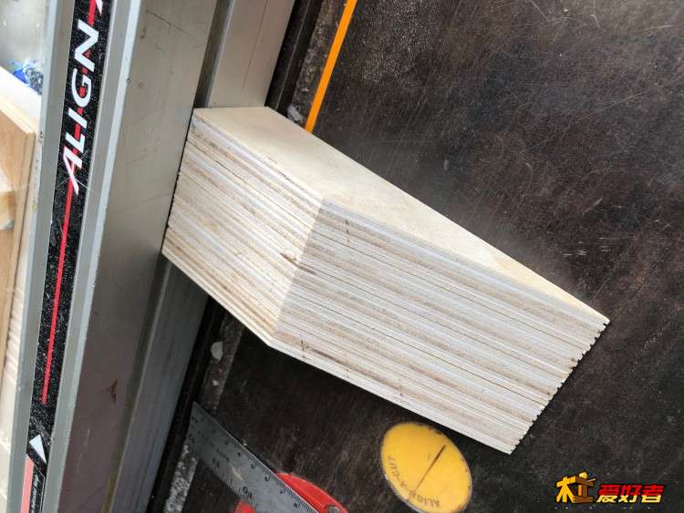 五块形状大小均匀一致。